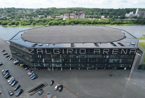Sporto ir pramogų renginiams – saulės pajėgumai: ant Kauno „Žalgirio“ arenos stogo įrengta galinga saulės elektrinė